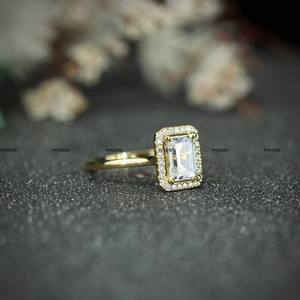 Anillo de Compromiso con Halo de Moissanita Corte Esmeralda, Plata de Ley 925 con Engaste de Puntas, Chapado en Oro Amarillo, Anillo de Boda para Mujer - Product Image 5