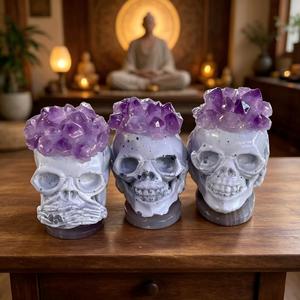 Venta al por mayor de calaveras de cristal de resina con tres amasoles de amatista para meditación mindfulness, decoración de Halloween - Product Image 3