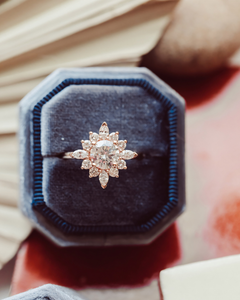 Anillo de Compromiso con Diamante Cultivado en Laboratorio de Corte Brillante de 1.50 Ct, Piedras Laterales Marquise, Chapado en Rodio, Oro Sólido, Halo Oculto en Forma de Estrella - Product Image 5