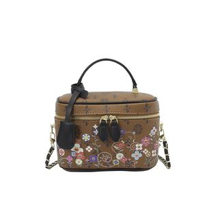 Bolso de Mano Geométrico Vintage 2025 para Mujer con Remaches y Cadena Decorativa, Cierre de Cremallera Resistente, Diseñado por el Diseñador de la Marca - Product Image 1
