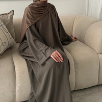 Robe Abaya décontractée 2026 à lignes texturées, coupe chauve-souris, vêtement islamique en polyester respirant et léger pour femme, vente en gros, design personnalisé
