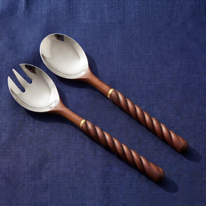 Juego de cuchara y tenedor de metal moderno con mangos de madera retorcidos, acabado de alto brillo, apto para lavavajillas, ideal para fiestas y eventos. - Product Image 1