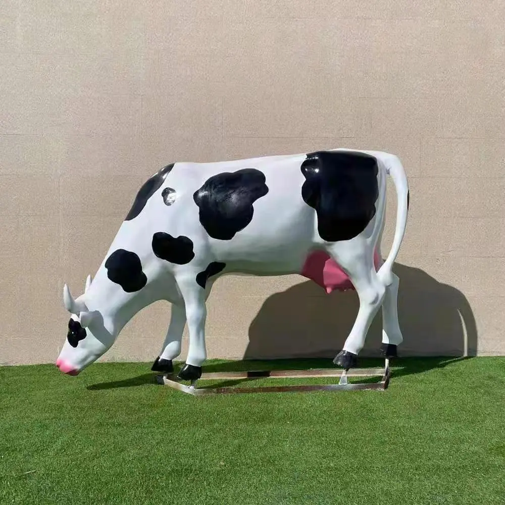 खेत चरागाह सजावट बड़े Polyresin रंगीन राल गाय मूर्ति मूर्तिकला