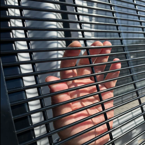 Valla de Seguridad Moderna de Hierro Anti-Escalada de 6 Pies (358) con Diseño de Fácil Instalación y Visibilidad Clara para Obras de Construcción y Estaciones Ferroviarias - Product Image 2