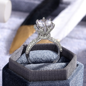 Anello di fidanzamento F653 con diamante taglio Princess coltivato in laboratorio e pietre laterali, stile romantico da donna - Product Image 2