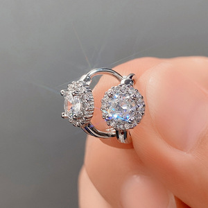 Orecchini a Perno Classici con Fiore e Cristallo, Gioielli con Montatura a Griffe per Donne - Product Image 6