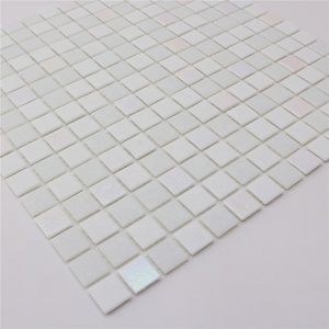 Mosaïque de verre carrée blanche irisée à fusion à chaud au design moderne pour crédence de salle de bain, <span class=keywords><strong>sol</strong></span> et <span class=keywords><strong>carrelage</strong></span> de piscine - Product Image 5