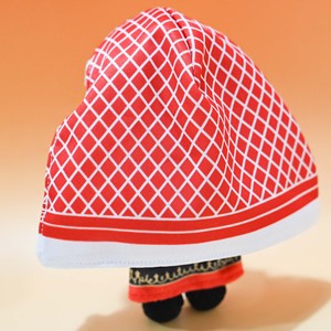 Peluche personnalisée adorable Fille Saoudienne, avec Keffiyeh Rouge et Robe Brodée Or, pour Décoration Intérieure et Articles de Collection - Product Image 4