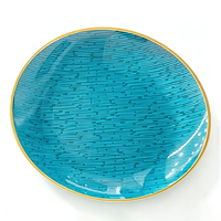 Assiettes de présentation rondes en plastique de 7 pouces avec bord doré et texture lignée horizontale pour la décoration de table de mariage, banquet ou fête