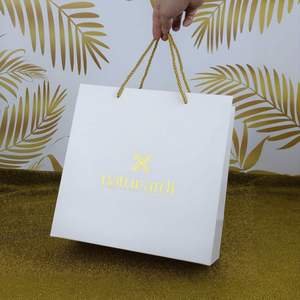 Sacs d'emballage en papier de luxe personnalisés avec logo, recyclables, avec impression UV et poignée en ruban pour bijoux - Product Image 1