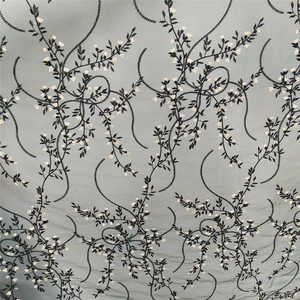 Tissu en tulle brodé de dentelle florale noire élégante avec de petites fleurs pour la confection de robes et la décoration intérieure - Product Image 4