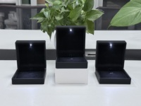 Boîte à bijoux LED en stock pour colliers et diamants, emballage de bijoux LED, vente en gros et au détail de boîtes à bijoux