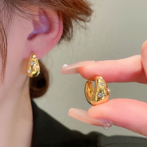 Boucles d'oreilles créoles tendance en acier inoxydable plaqué or 14 carats de haute qualité, motif cœur, abeille et étoile, personnalisées et de luxe pour femme - Product Image 2