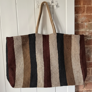 Sac en jute naturel avec des rayures horizontales bleues et aqua tressées pour les vêtements, les achats, prix de gros d'usine - Product Image 1