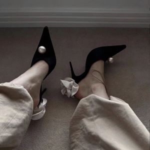 Escarpins noirs de luxe pour femme avec talons hauts de 8 cm, fleur blanche et perle au dos, pour soirée - Product Image 3