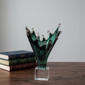 Vase en verre Art Déco fait main vert, forme couronne, décoratif, pour table de mariage, maison et hôtel - Product Image 1