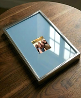 Cadre photo en alliage d'aluminium brillant à angle droit avec passe-partouts de couleur assortie, découpés sur mesure, différentes tailles pour affiches
