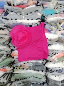 Lote de Ropa de Mujer de Moda 2025, Surtido de Tops Cortos, Ropa al Por Mayor, Nueva de Marca - Product Image 2