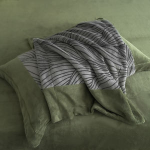 Copripiumino da letto caldo lavabile a macchina in velluto in poliestere antistatico con stampa semplice Set di quattro pezzi - Product Image 4