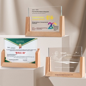 Trofeo Commemorativo di Lusso in Legno Massello e Cristallo, Personalizzabile per Agenti, Distributori, Dipendenti d'Onore - Product Image 1
