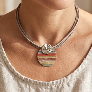 Collar Boho de Cuerda de Gamuza con Múltiples Hilos, Colgante Ovalado con Rayas de Colores, Detalle Metálico Plateado Retro, Adorno Casual para el Cuello de Mujer - Product Image 2