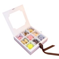 Boîte à gâteaux à dessert haut de gamme à quatre six grilles pour beignets mini cupcakes et sushis avec caractéristiques de stratification mate de gaufrage