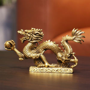 Ornement de dragon en laiton Copper World, dragon jaune jouant avec une perle, décoration de bureau, artisanat chinois, cadeau - Product Image 1