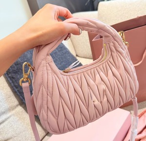 Sacs Hobo en Cuir Véritable pour Femmes avec Bandoulière, Fermeture Éclair, Étiquette Métallique, Effet Froissé et Couleurs Macaron - Product Image 4