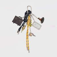 Porte-clés de sac à main de style preppy de qualité JS, breloque de valise, pendentifs billet et chapeau de sorcière, porte-clés de sac à dos avec pompon en corde tressée