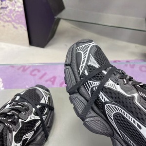 รองเท้าผ้าใบแฟชั่นดีไซน์หรูหรา น้ำหนักเบา ระบายอากาศได้ดี รุ่น 2025 สำหรับทุกเพศ  แบบผูกเชือก  ดีไซน์รุ่น Famous Runner Track 3.0 BB - Product Image 5