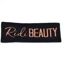 Pochette en velours noir avec bouton pression et logo or rose personnalisé pour bijoux