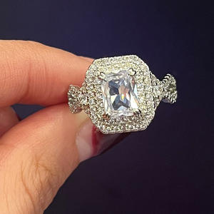 Anello di Fidanzamento F1405 per Donna con Zirconia Cubica Taglio Smeraldo e Incastonatura Pavé, Anelli di Moda con Pietre Create in Laboratorio - Product Image 2