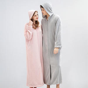 Vente en gros d'usine/OEM Automne Hiver <span class=keywords><strong>Peignoir</strong></span> Chemise de nuit à fermeture éclair Capuche Taille élastique Longue Flanelle Épaissie Pyjamas Style Couple - Product Image 2
