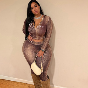 Set <span class=keywords><strong>Due</strong></span> <span class=keywords><strong>Pezzi</strong></span> da <span class=keywords><strong>Donna</strong></span> Autunno Primavera 2026: Cardigan Slim Fit con Motivo a Lettere e Pantaloni Stampati a Vita Alta - Product Image 2