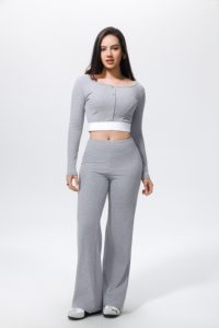 Set Yoga 2 Pezzi: Top Corto a Collo Quadrato con Maniche Lunghe e Leggings a Vita Alta, Tinta Unita, Traspirante in Spandex e Cotone - Product Image 1