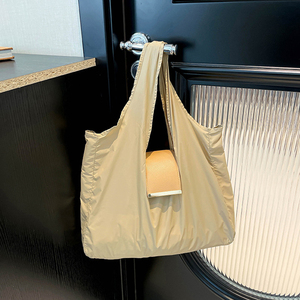 Bán Buôn Biểu Tượng Tùy Chỉnh Xách Tay Nylon Có Thể Gập Lại Tote Túi Keychain Tái Sử Dụng Mua Sắm Túi Cho Phụ Nữ - Product Image 3