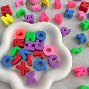 Perles lettres à grand trou de couleur unie néon pour le bricolage, perles alphabet anglais colorées en acrylique, vente en gros - Product Image 3