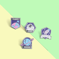 Pin de esmalte de metal brillante con diseño de dibujos animados de la serie de cómedia americana American Cross Fashion, con la frase 'Bite My Shiny Metal Ass', broche, insignia de solapa, regalo para fans