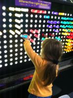 Juego de pared para niños pequeños, patio interior, luz interactiva, juego de pared, tablero de clavijas LED para niños, Sala sensorial, Museo de Ciencia