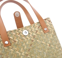 Approvisionnement d'usine été jonc de mer paille sacs de plage femmes tissé herbe naturelle sacs fourre-tout voyage sacs à main faits à la main avec poignée en cuir