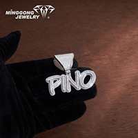 Pendentif PINO personnalisé avec lettres en script, entièrement pavé de moissanite, double contour, forme en V, breloque nom Hip Hop pour homme