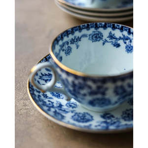 Servizio da tè in porcellana inglese con decorazioni floreali blu, include 4 tazze, 4 piattini, 4 piattini per biscotti e 1 piatto per torta. - Product Image 6