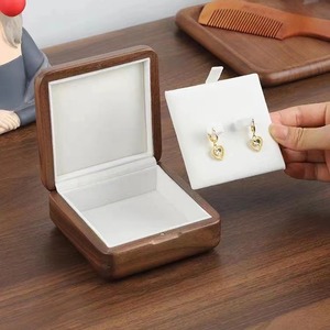 Boîte à bijoux en bois, design rectangulaire uni, matériau rigide, pour le rangement des colliers, bracelets, boucles d'oreilles, petite taille - Product Image 1