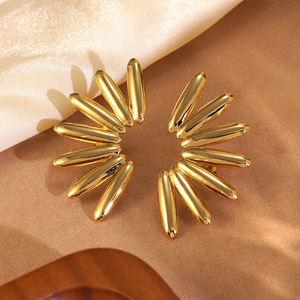 ต่างหูสแตนเลสสตีลชุบทอง 18K กันน้ำสำหรับผู้หญิง ดีไซน์เรียบหรู รูปทรงเรขาคณิต ทันสมัย - Product Image 3