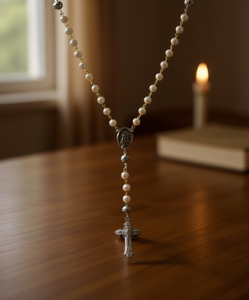 Bracciale rosario con crocifisso color argento e perle simulate, gioiello religioso, regalo di fede, unisex - Product Image 2