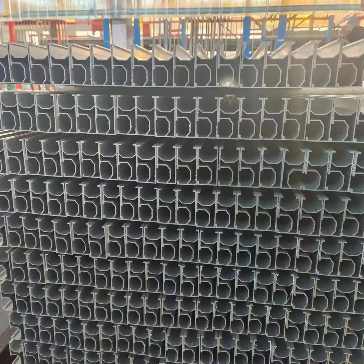 चीन में निर्मित 6 एम एल्यूमीनियम एक्सट्रूज़न अनुभाग एल्यूमीनियम एक्सट्रूडेड प्रोफाइल