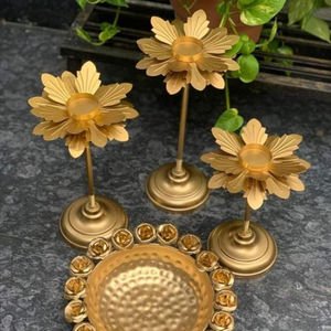 Ensemble de 5 pièces de style moderne Diya Deepak articles de décoration en métal de qualité pour l'exportation décoration de mariage super traditionnelle Diya - Product Image 1