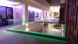 Thiết kế lạ mắt bên ngoài không khung ban công nhôm U kênh Tempered rõ ràng kính lan can với đèn LED - Product Image 4