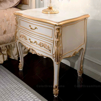 Ensemble de chambre à coucher élégant en bois massif sculpté à la main, lit king size doré avec tête de lit capitonnée à motifs floraux pour villa
