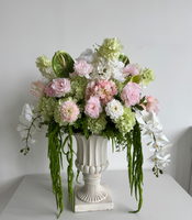 Susunan Bunga Hydrangea Cantik di Atas Lengkungan, Bunga Hydrangea Sutra Warna Pink Lembut dan Putih, Bola Bunga sebagai Centerpiece, Latar Belakang Pernikahan, Dekorasi Bunga